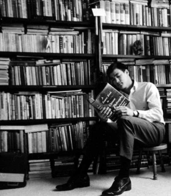 dokan bruce lee met boeken